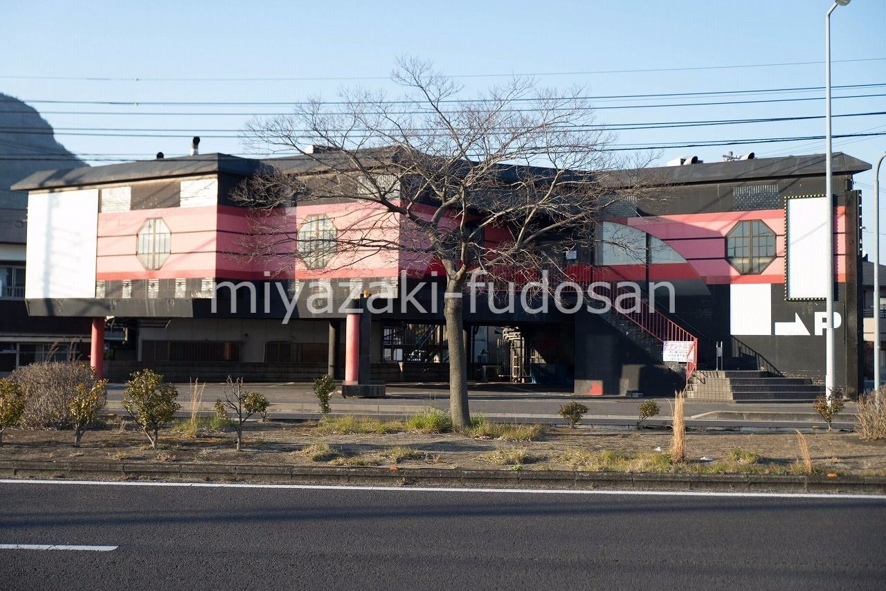 国道11号線沿いにある焼肉店跡の店舗