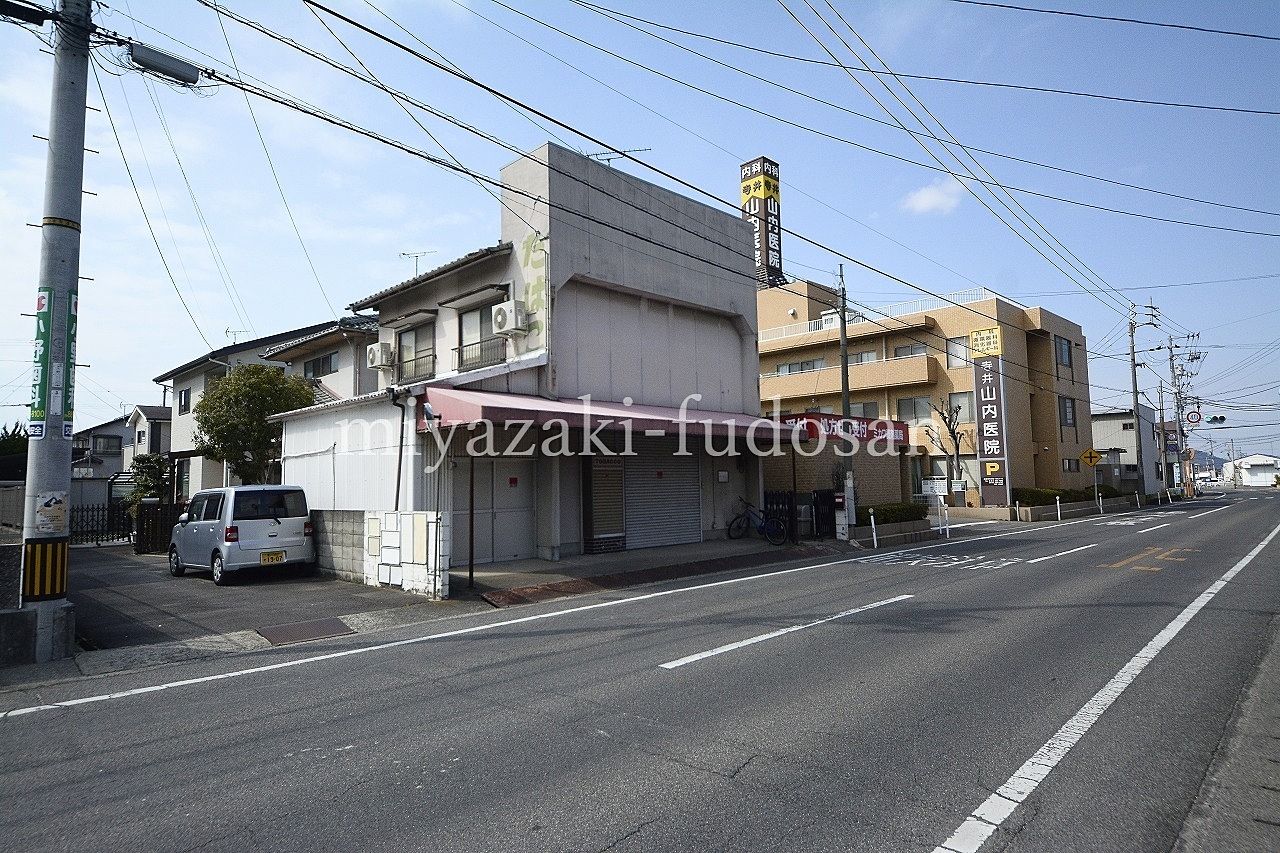 ＜物件概要＞
●1階に土間の店舗部分がありますが車庫としての使用も可能。
●広い収納スペースがあります。
●2階には欄間が施されています。
●事務所、店舗にお勧めの物件です。
＜周辺環境＞
●ことでん琴平線一宮駅徒歩13分。
●コープかがわ コープ一宮700ｍ。
●高松市立一宮小学校1,600ｍ。
●高松市立一宮中学校1,900ｍ。