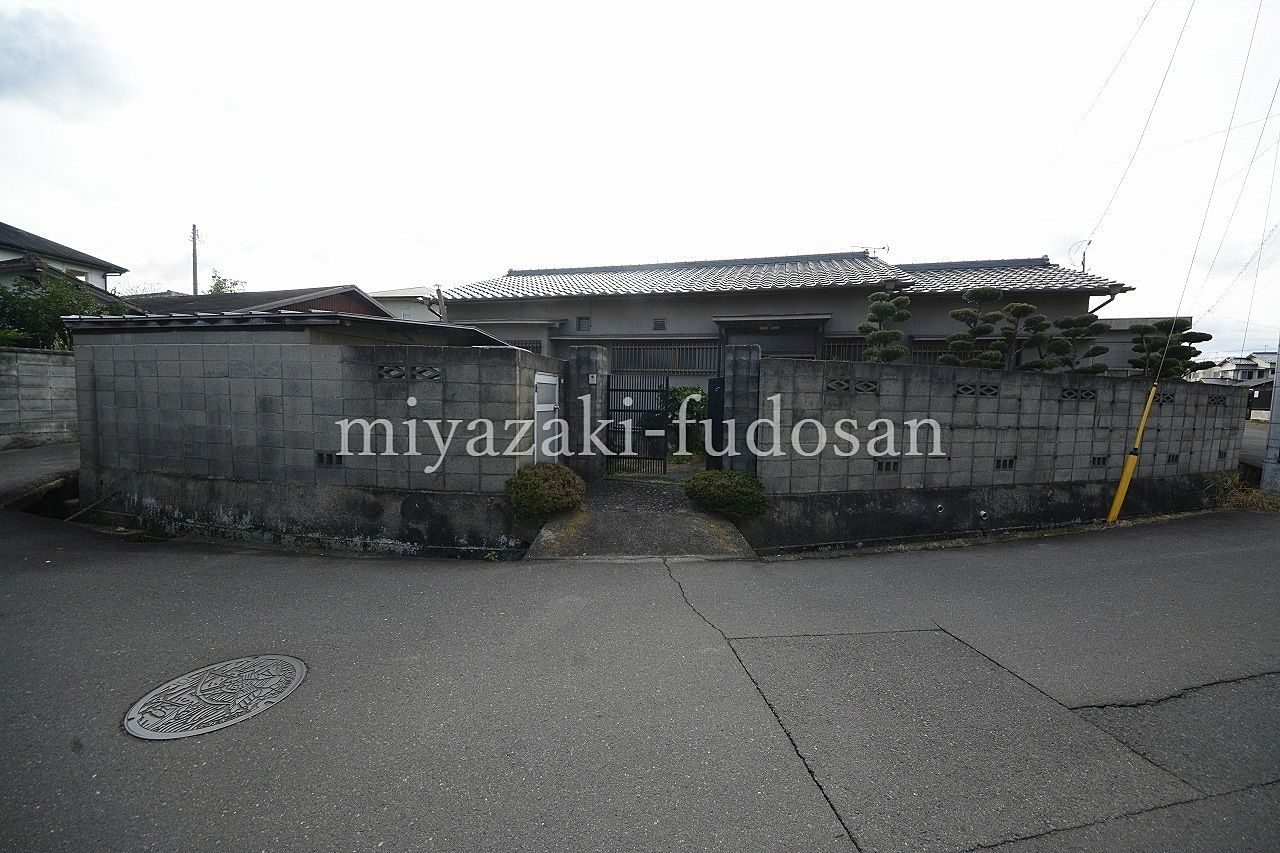 ＜物件概要＞
●人気の平屋建てです。
●南向きの日本庭園のあるお庭です。
●ガレージのある車庫です。
●前面道路も広く安全です。
●静かな住宅街に建っています。
＜周辺環境＞
●ことでん琴平線仏生山駅徒歩15分。
