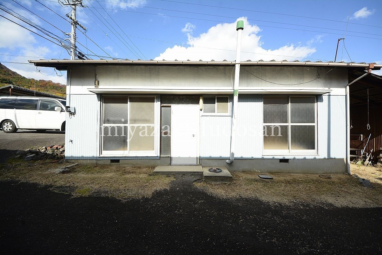 ＜物件概要＞
〇人気の平屋建て！
〇ガスコンロ付き。
〇駐車場あり。
〇静かな住宅街に建っています！
＜周辺環境＞
●JR予讃線国分駅徒歩4分。
●高松市立国分寺北部小学校2,400ｍ。
●高松市立国分寺中学校2,800ｍ。
