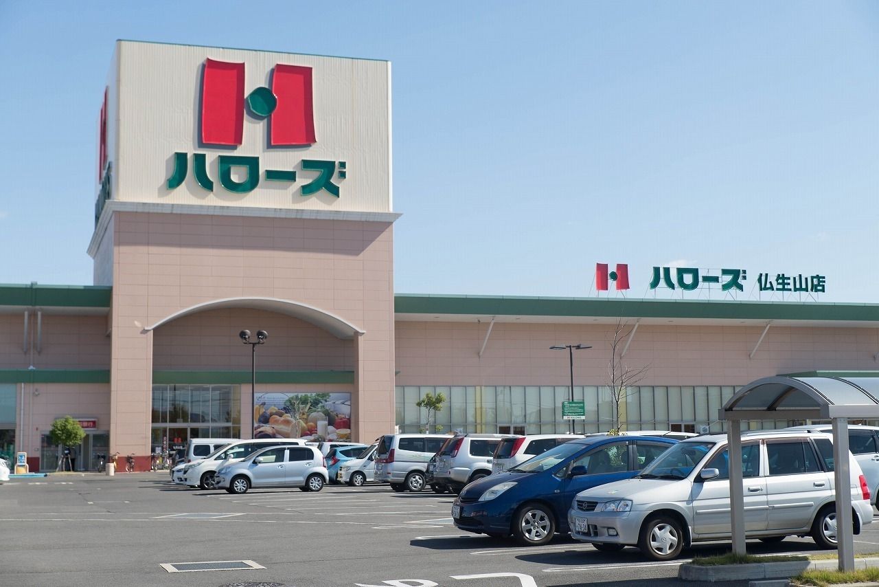 大型スーパー（24時間営業）、100円ショップ、ドラッグストア、カーショップ、飲食店が入る大型複合店までわずか自動車4分の立地にあります。