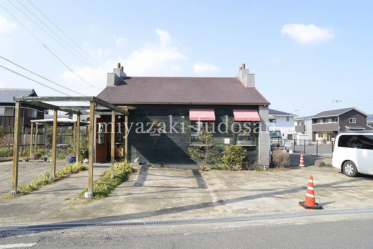 下田井町、日本庭園の庭のある平屋建と洋風の店舗。