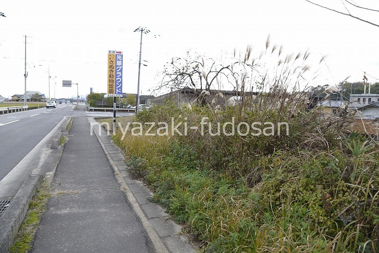●県道13号線、三木綾川線通り沿いにあります。●約77.44坪の土地です(坪当たり3.7万円)。●日当たりのいい南向き。●コンテナあり。そのまま使用しても、撤去しても可能。●資材置き場、自販機、事務所等にいかがでしょうか?https://miyazaki-fudosan.com/baibai/164