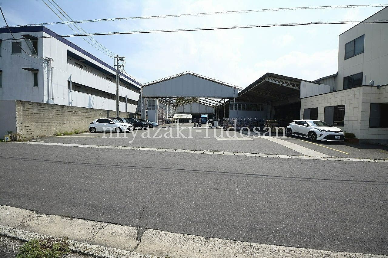 高松市瀬戸内町・海のそばに建つ450坪の広大な倉庫！