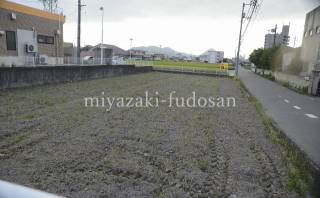 ＜物件概要＞
〇空港通り沿いの約181坪の土地です。
〇事業用地にお勧めです。
＜周辺環境＞
〇ことでん琴平線空港通り駅徒歩11分。
〇ジョイフル三名店80ｍ。
